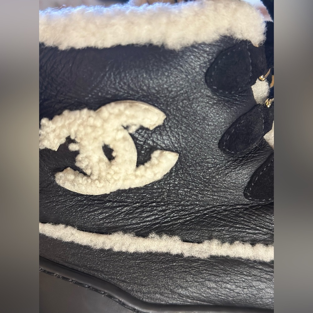 CHANEL Black Calfskin & White Shearling-Trim Lace-Up Sherpa Lined Combat Boots - Picture 14 of 15